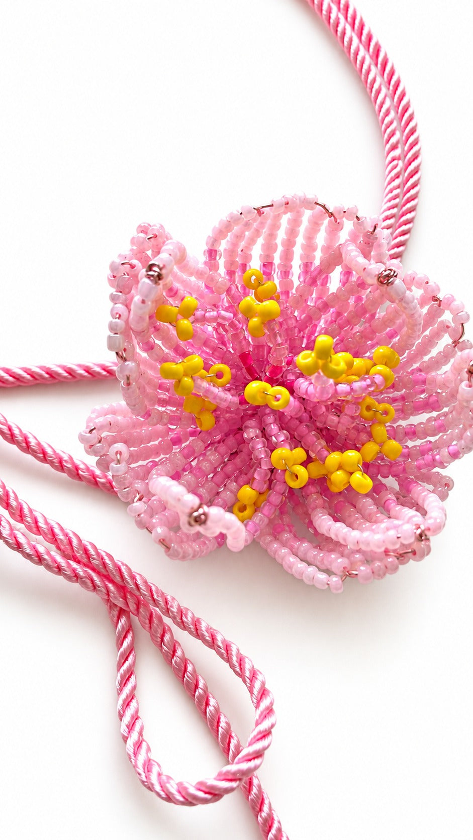 Choker Rosa de Bayahibe de Pamabela: detalle de los pétalos de la flor de mostacillas hecha a mano y del cordón trenzado rosa, vista 3 de 3