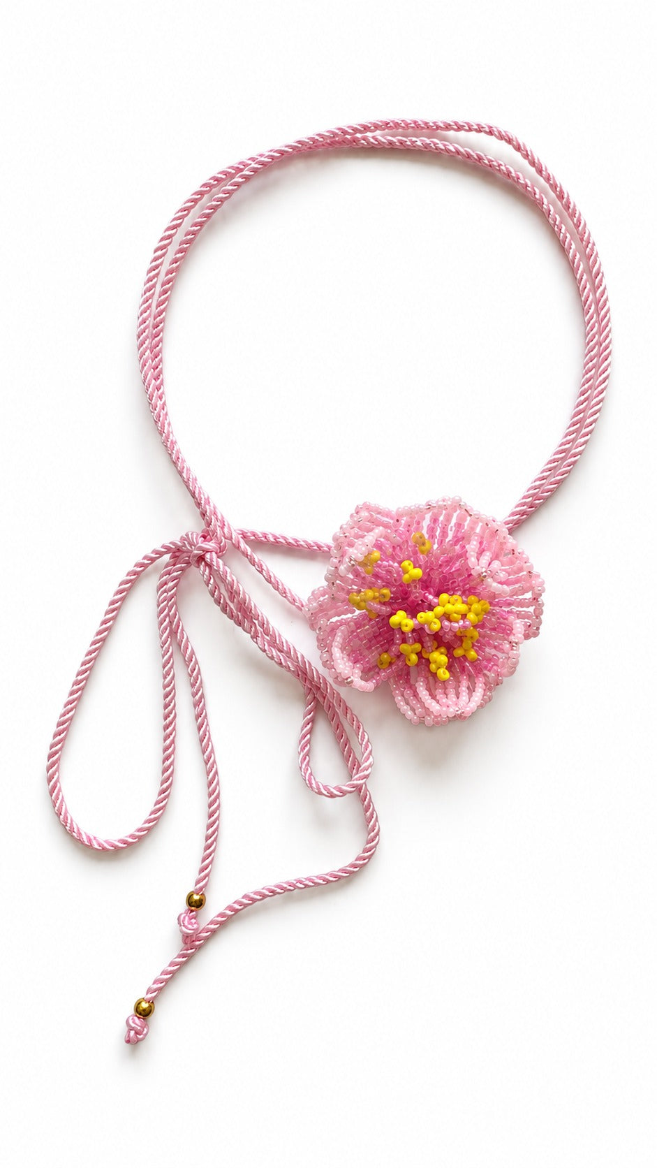 Choker Rosa de Bayahibe de Pamabela: flor de mostacillas rosas con centro amarillo hecha a mano sobre un cordón trenzado rosa con cuentas doradas, vista 1 de 3