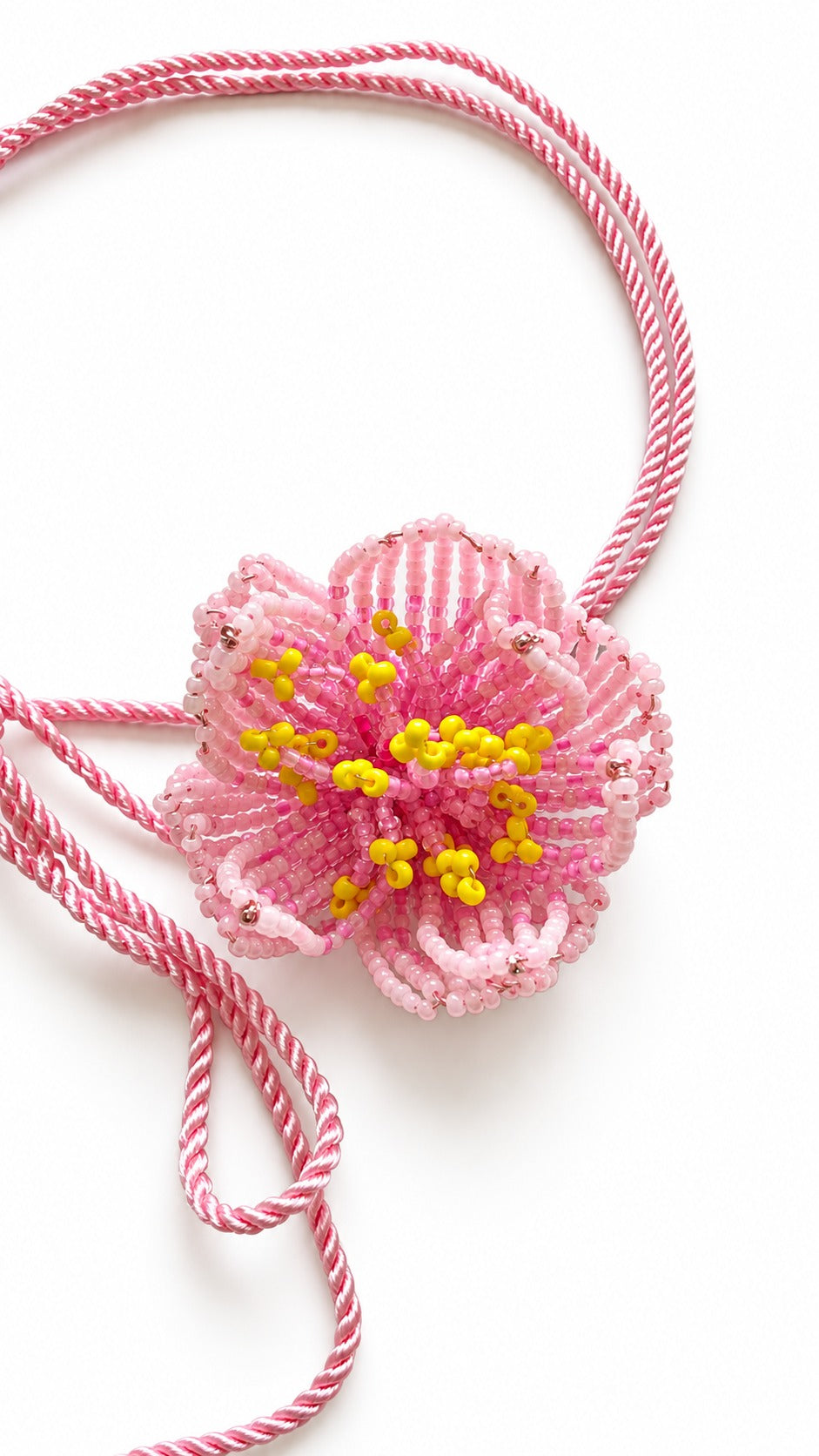 Choker Rosa de Bayahibe de Pamabela: primer plano de la flor de mostacillas de vidrio rosas con centro amarillo, vista 2 de 3