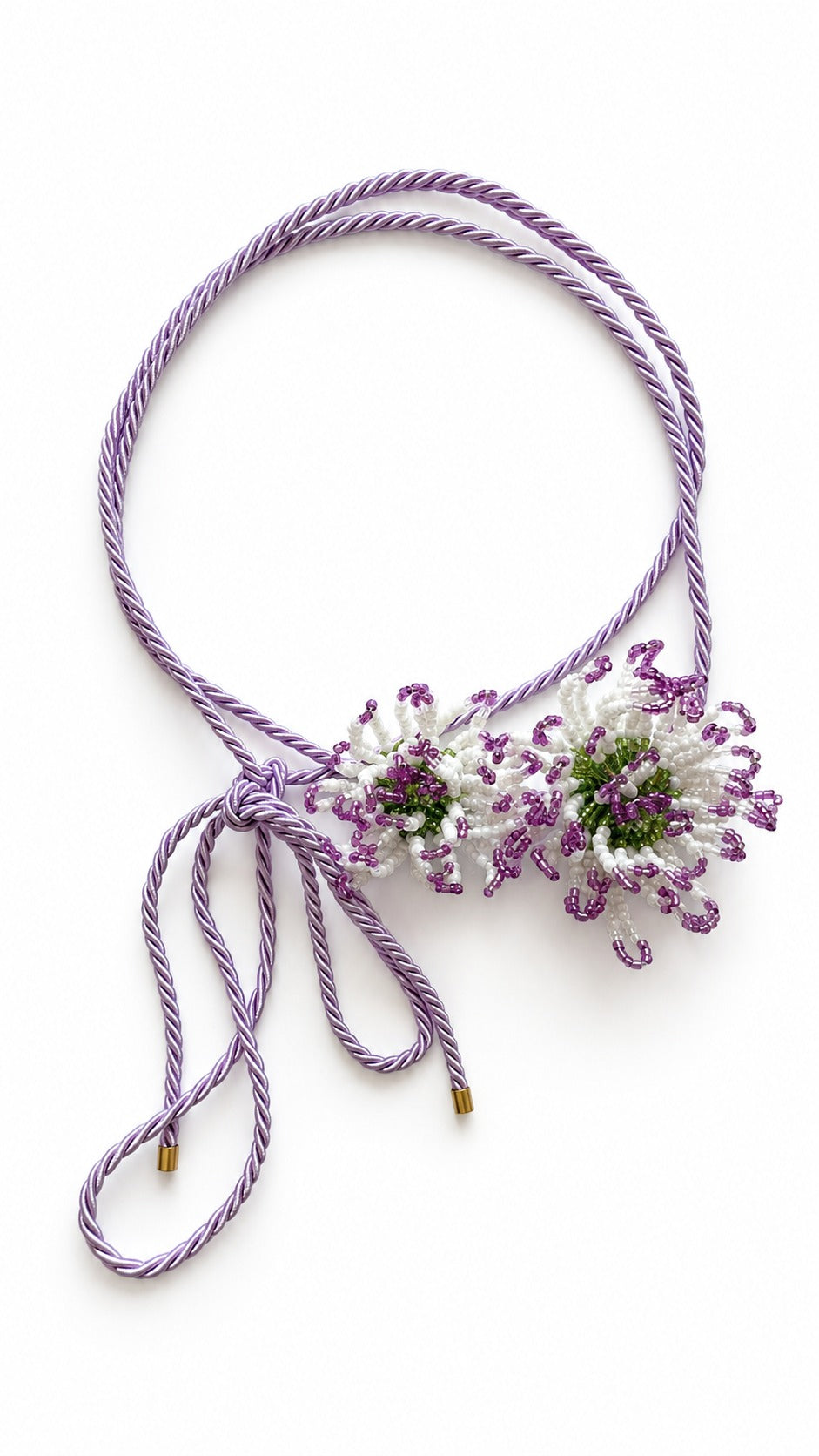 Lavender Dahlia Halskette von Pamabela: handgefertigte Dahlien aus weißen und lilafarbenen Perlen an einem geflochtenen fliederfarbenen Band mit goldenen Enden, Ansicht 1 von 3