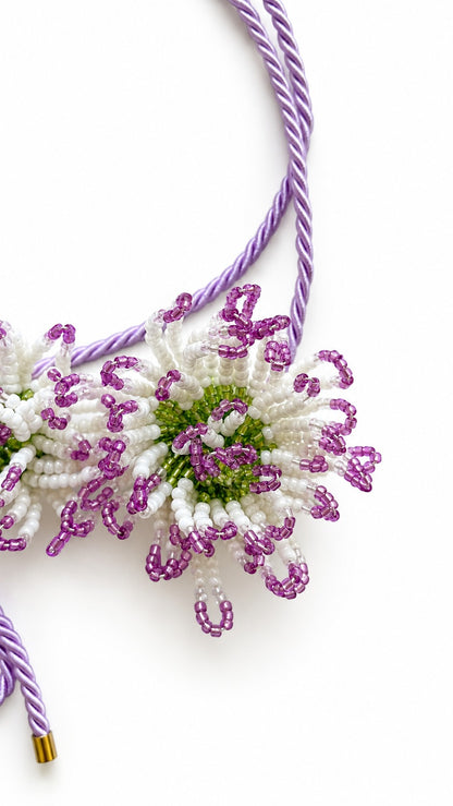 Choker Dalia Lavanda de Pamabela: primer plano de las dalias de mostacillas de vidrio blancas, lilas y moradas con centro verde, vista 2 de 3