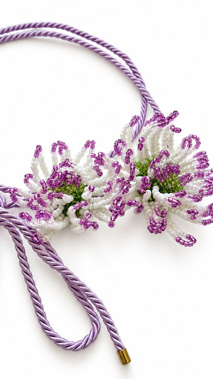Choker Dalia Lavanda de Pamabela: detalle de las dalias de mostacillas y del cordón trenzado lila con punta dorada, vista 3 de 3